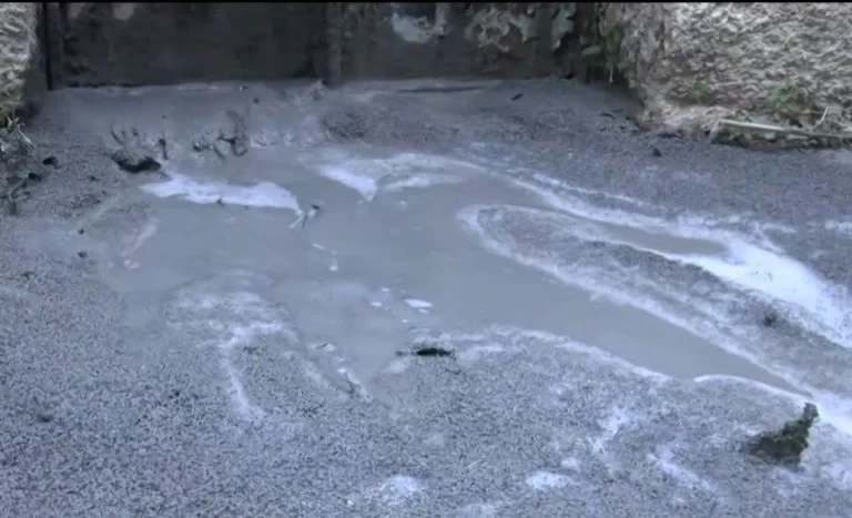 Κυψέλη: Μυστήριο με το υγρό τσιμέντο που πλημμυρίζει δρόμους της περιοχής