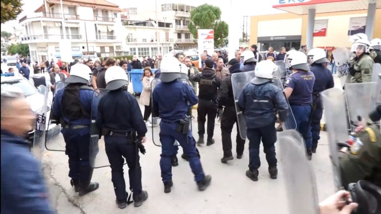 Λιβαδειά: Ένταση με αγρότες  Έσπασαν τον αστυνομικό κλοιό, περικύκλωσαν τον Κώστα Τσιάρα