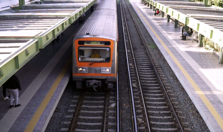 Επίθεση με πέτρες σε συρμό του Ηλεκτρικού στον σταθμό Περισσός  Τραυματίστηκε ένας επιβάτης