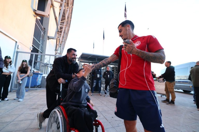 Ωραίες εικόνες στην Τούμπα  Οι ερυθρόλευκοι χαιρετήθηκαν με τον μικρό Γιαννάκη (pics)