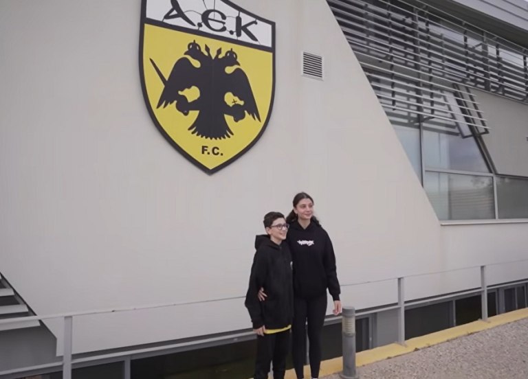 ΑΕΚ: Η επίσκεψη του μικρού Μιχαήλ στα Σπάτα και η γνωριμία του με τους ποδοσφαιριστές (vid)