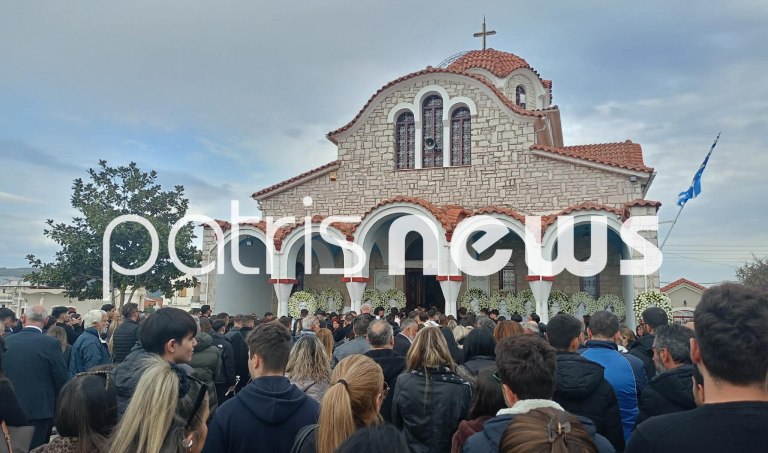 Θρήνος στην κηδεία του 18χρονο που σκοτώθηκε στον Πύργο  Τον αποχαιρέτησαν με λευκά μπαλόνια