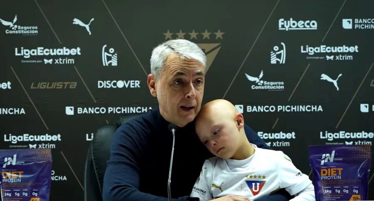 Συγκινητικό βίντεο: Προπονητής πήγε στη συνέντευξη Τύπου αγκαλιά με τον γιο του που έχει σύνδρομο Down (vid)