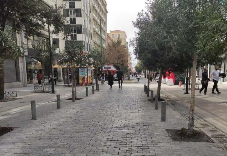 Τέσσερις ανήλικες άδειασαν ράφια καταστήματος στο κέντρο της Αθήνας  Τις έπιασαν με τις σακούλες στα χέρια