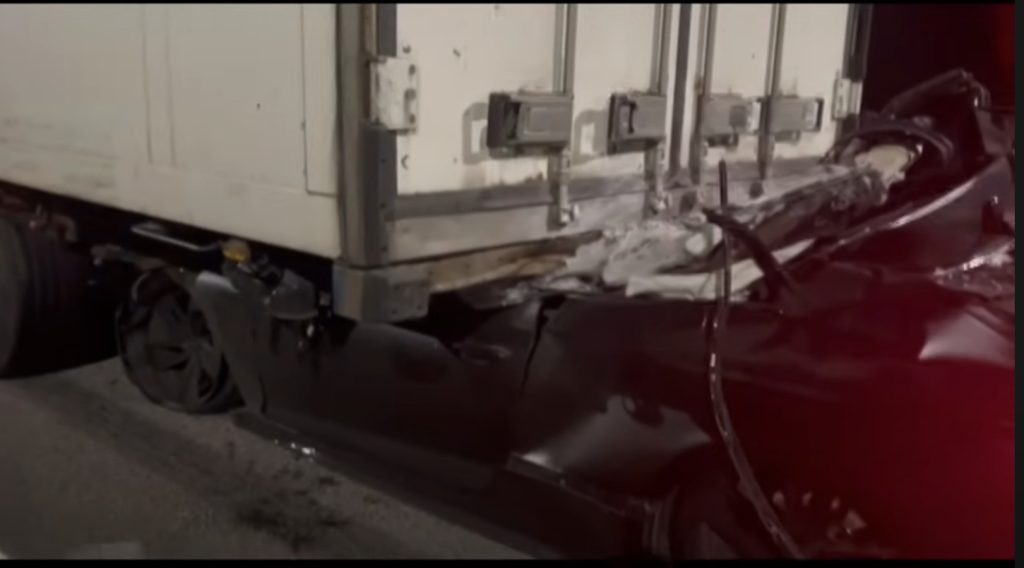 H στιγμή που καρφώνεται με 300 χλμ. πίσω από μία νταλίκα σε αυτοκινητόδρομο  Σοκαριστικό βίντεο