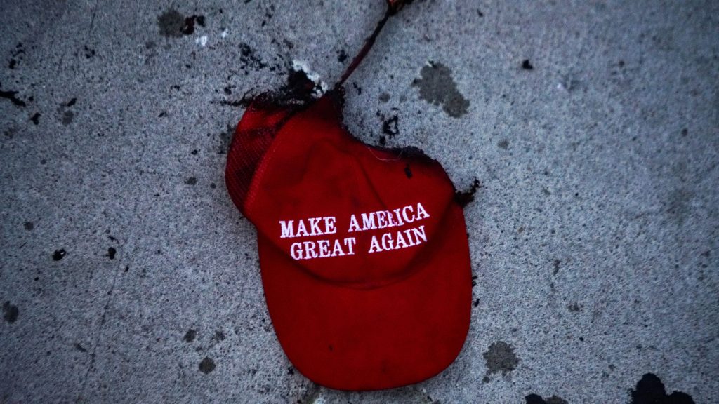 Σκηνές Φαρ Ουέστ σε πριβέ κλαμπ των MAGA: Θα σου σπάσω τα μούτρα