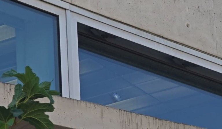 Ταύρος: Τρύπες εντοπίστηκαν σε τζάμια του ΚΕΦΟΔΕ   Εξετάζεται αν πρόκειται για σφαίρες