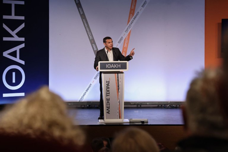 Η Ιθάκη στη Λαμία, ο Τσίπρας στην επίθεση  Πυρά σε Μητσοτάκη για σκάνδαλα, οικονομία  Στην ώρα του το νέο κόμμα