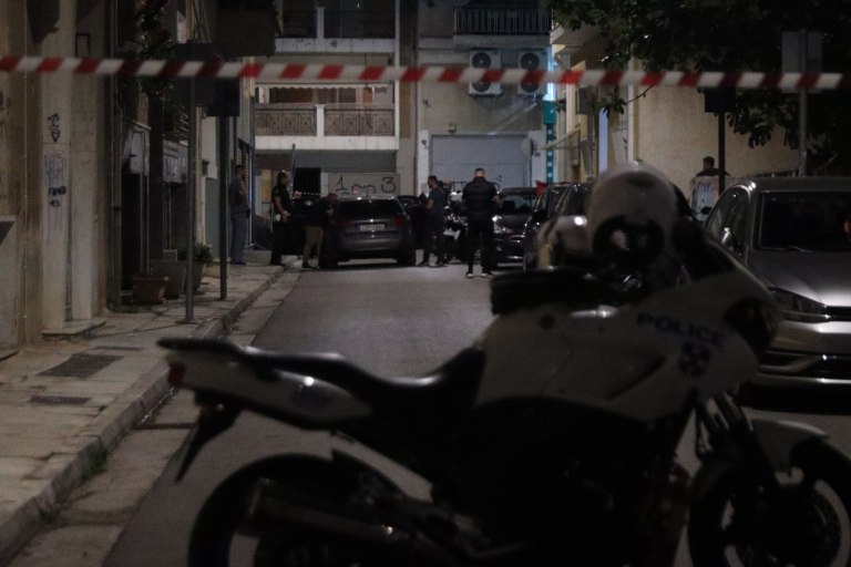 Έγκλημα στον Άγιο Παντελεήμονα: Το τρίτο άτομο που έφυγε πριν το φονικό αναζητούν οι Αρχές