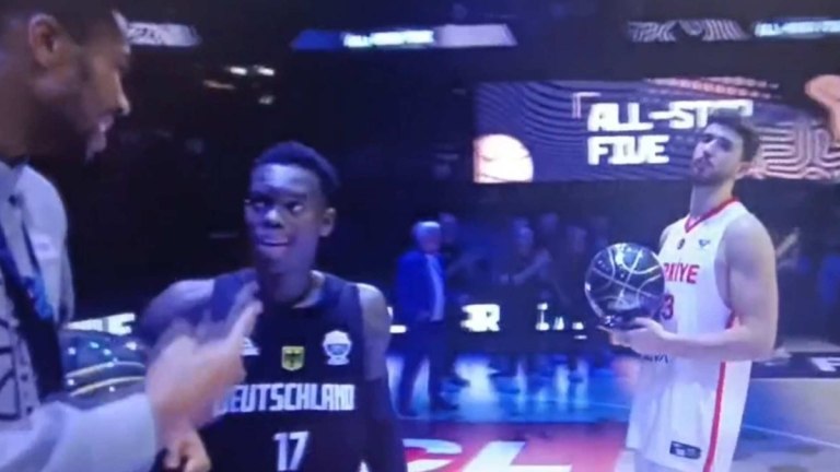 Η στιγμή που Γιάννης και Σενγκούν δεν έδωσαν τα χέρια στην απονομή (vid)