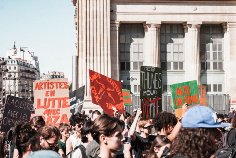 Γαλλία: Απεργία χαστούκι σε Μακρόν και Λεκορνί  Μαζικές διαδηλώσεις σε όλη τη χώρα  Το in στο Παρίσι