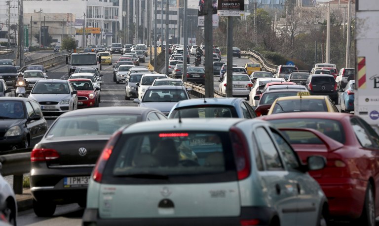 Αττική: Μποτιλιαρίσματα στους δρόμους  Στο κόκκινο η Κηφισίας λόγω πτώσης υλικών από φορτηγό