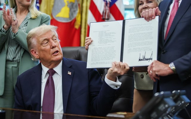 Bloomberg: Ο Τραμπ προέβαλε νέες απαιτήσεις από την ΕΕ - Κίνδυνος εκτροχιασμού της εμπορικής συμφωνίας