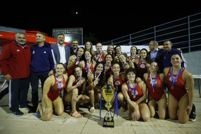 Το σήκωσαν κι αυτό οι ερυθρόλευκες: Η απονομή του Σούπερ Καπ στον Ολυμπιακό (pics, vid)