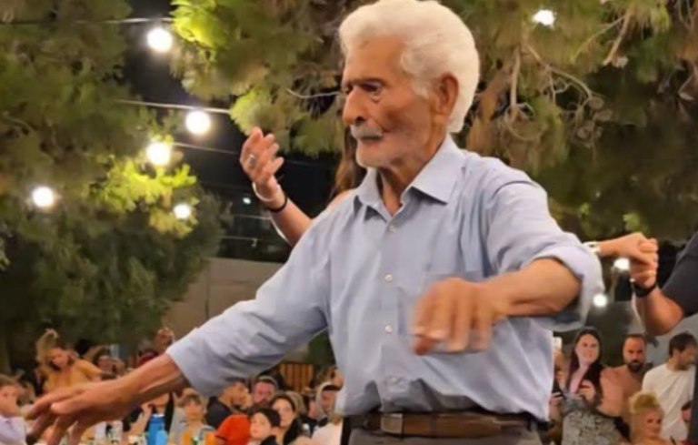 Σχοινούσα: Πέθανε ο 92χρονος Γιώργος Κωβαίος από τη Σχοινούσα που χόρευε με την εγγονή του σε τοπικές γιορτές