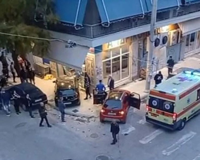 Πάτρα: Σοβαρό τροχαίο στην Πάτρα  ΙΧ κατέληξε σε σούπερ μάρκετ μετά από σύγκρουση