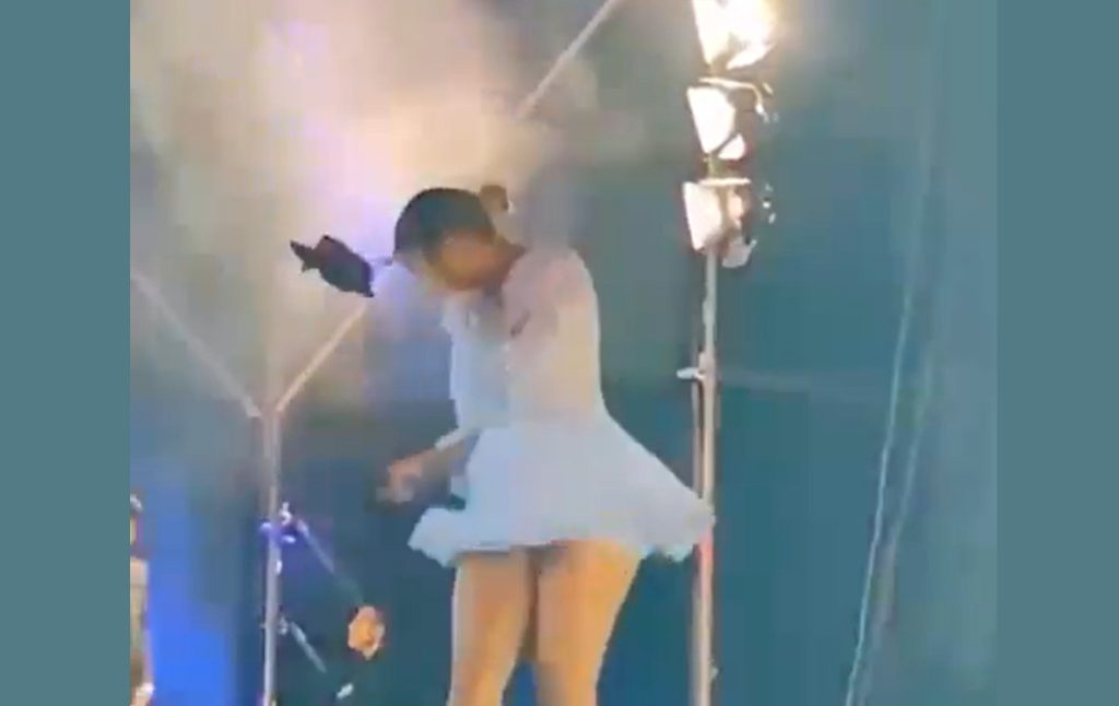 Ατύχημα σοκ σε συναυλία: Drone καρφώθηκε στο κεφάλι τραγουδίστριας