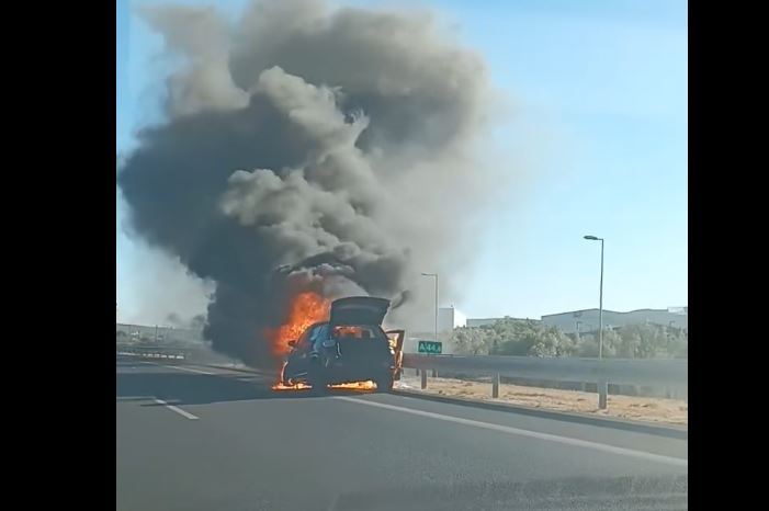 Αυτοκίνητο τυλίχθηκε στις φλόγες στην Αττική Οδό  Δείτε βίντεο