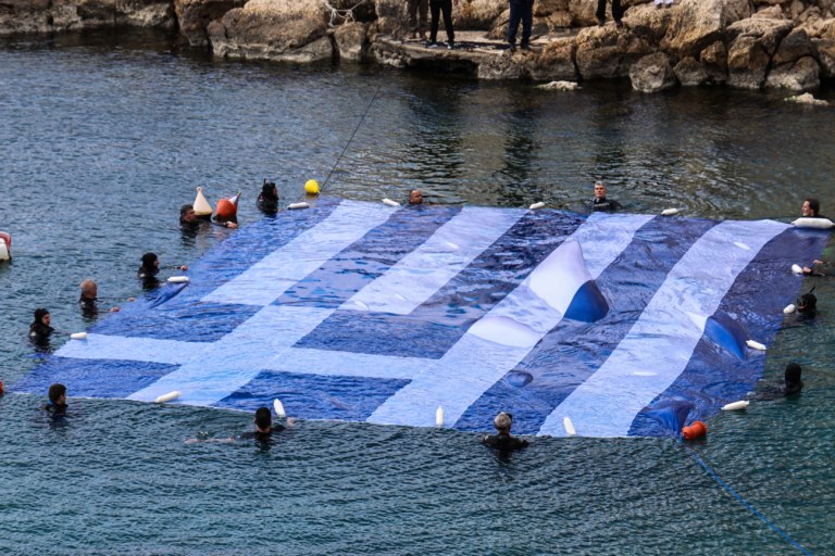 25η Μαρτίου: Γαλανόλευκη  γίγας 180 τ.μ. στην Πειραϊκή για την εθνική επέτειο  Η πρωτοβουλία του Δήμου Πειραιά