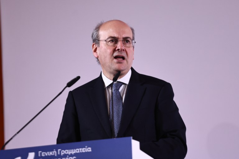 Θεατής απέναντι στο τσουνάμι ακρίβειας η κυβέρνηση  Γενικόλογες υποσχέσεις Χατζηδάκη για μέτρα στήριξης