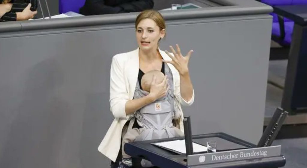 Γερμανία: Ιστορική στιγμή με βουλευτή που αγορεύει κρατώντας το μωρό της