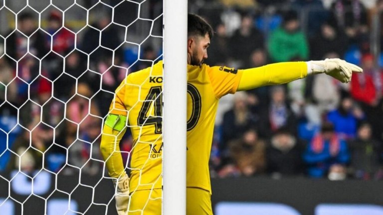 Έπος: Τερματοφύλακας έδιωξε και έστειλε την μπάλα σε μπαλκόνι σπιτιού! (vid)