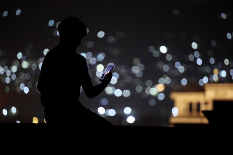 Καμπούλ: Πανηγυρισμοί για την επαναφορά του ίντερνετ  Η πόλη είναι και πάλι ζωντανή