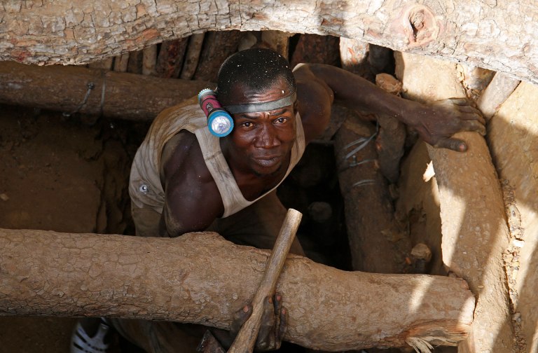 Τουλάχιστον 100 νεκροί μετά από κατάρρευση χρυσωρυχείου στη Νιγηρία