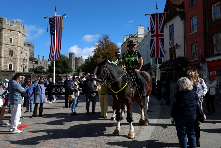Υπ ατμόν οι Βρετανοί ενόψει της επίσκεψης Τραμπ  Βασιλικό δείπνο, διαπραγματεύσεις και δρακόντεια μέτρα