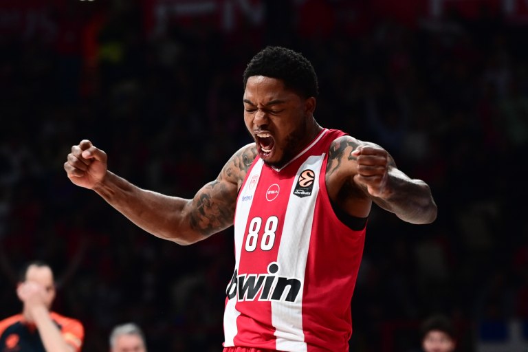 Άπαιχτος με την μπάλα στο πέντε