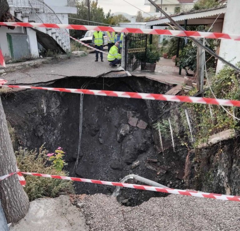 Αιτωλοακαρνανία: Απίστευτες εικόνες στις Φυτείες  Άνοιξε κρατήρας ανάμεσα σε σπίτια