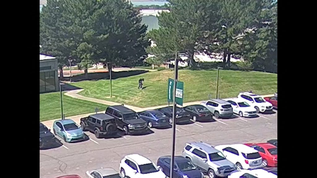 Τσάρλι Κερκ: Μεγάλη επιχείρηση για τον εντοπισμό του δολοφόνου  Το βίντεο διαφυγής υπόπτου που έδωσε το FBI