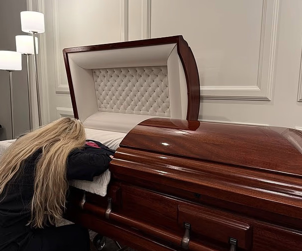 Δολοφονία Τσάρλι Κερκ: Το σπαρακτικό τελευταίο αντίο από τη σύζυγό του πάνω στο φέρετρο