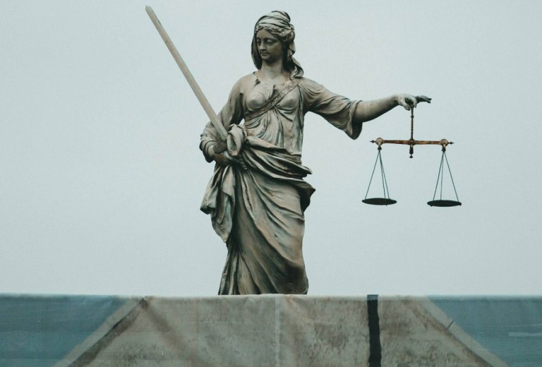 Το Κράτος Δικαίου σε  θεσμική κρίση  Συστημικές παθογένειες καταγράφει το GovWatch