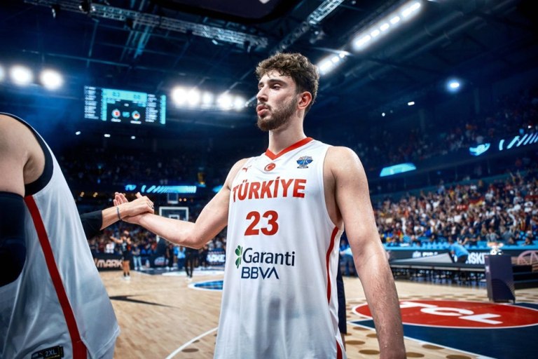 Ο Σενγκούν ζήτησε συγνώμη για την προκλητική του ανάρτηση (pic)