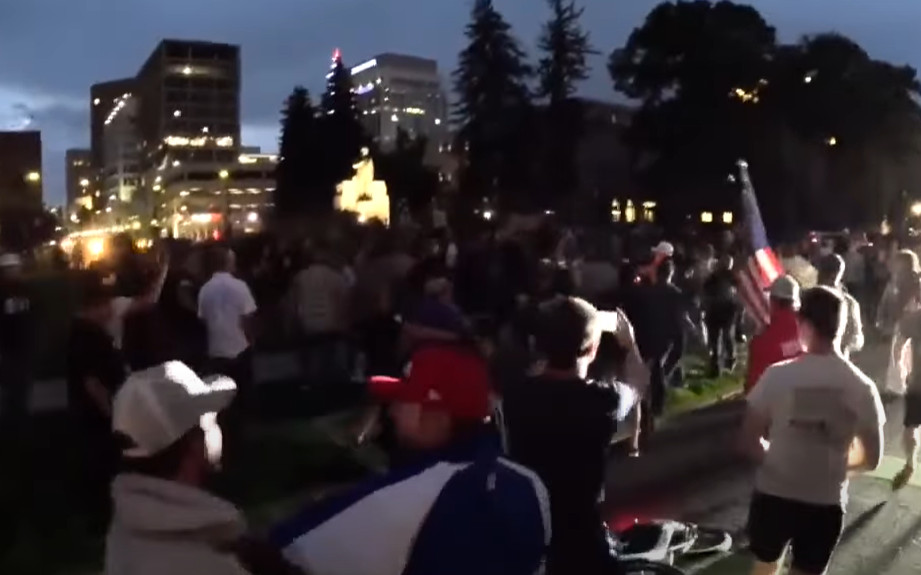 Άινταχο: Άνδρας δέχθηκε επίθεση όταν προσπάθησε να διακόψει αγρυπνία στη μνήμη του Τσάρλι Κερκ (video)