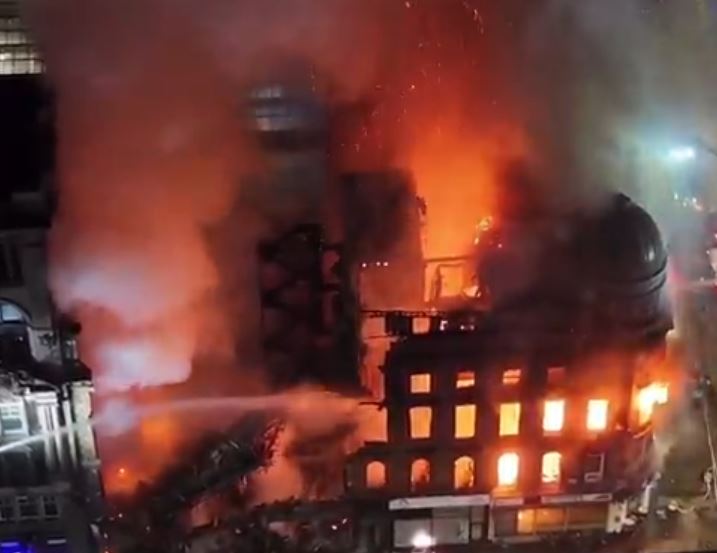 Γλασκώβη: Φωτιά κατέστρεψε τον σιδηροδρομικό σταθμό  Κατέρρευσε μέρος του κτιρίου