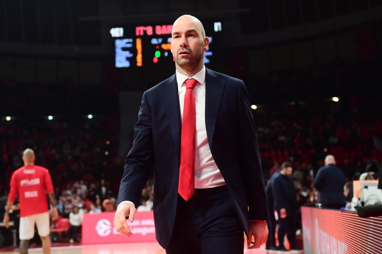 Στο χείλος του γκρεμού η