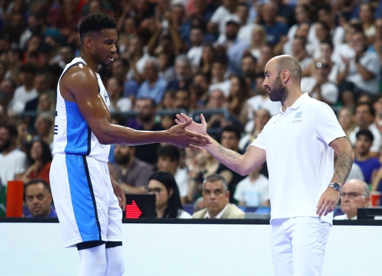 Ο Γιάννης τραγουδάει το όνομα του Βασίλη Σπανούλη  Τα λόγια καρδιάς του Έλληνα τεχνικού στους παίκτες (vid)