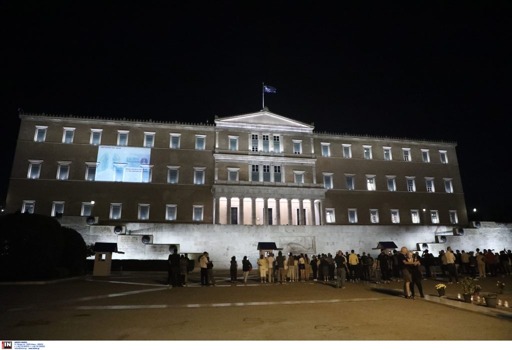 Η Βουλή φωταγωγήθηκε μπλε και πράσινη για την Πνευμονική Ίνωση  Ένα φως για τη ζωή χιλιάδων ασθενών