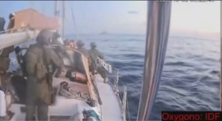 Global Sumud Flotilla: Η στιγμή της επίθεσης στο ΟΞΥΓΟΝΟ  Οι επιβαίνοντες μεταφέρονται σε άγνωστο μέρος