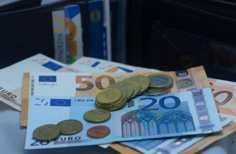 Αντιπολιτευτικά πυρά για την ακρίβεια και την ανεπαρκή αύξηση του κατώτατου μισθού