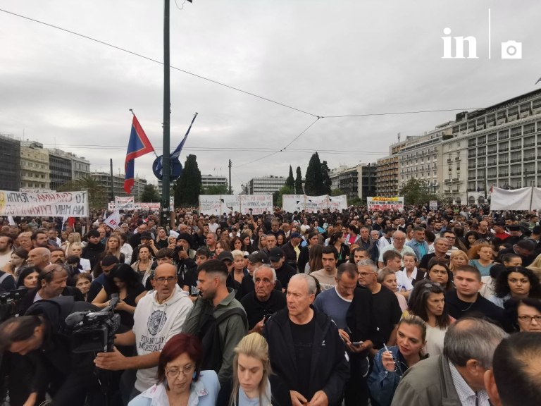 Πλήθος κόσμου ξανά στο Σύνταγμα για τον Πάνο Ρούτσι  Σε εξέλιξη η νέα συγκέντρωση αλληλεγγύης