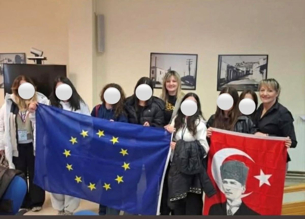 Πολιτική αντιπαράθεση στον Δήμο Ελασσόνας για φωτογράφηση με σημαία με τον Κεμάλ Ατατούρκ