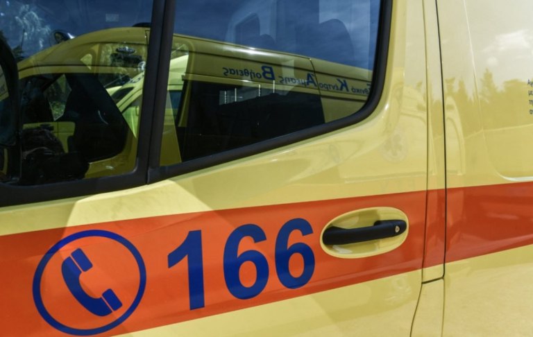 Γλυφάδα: Άνδρας ανασύρθηκε χωρίς τις αισθήσεις του από κάδο ανακύκλωσης ρούχων