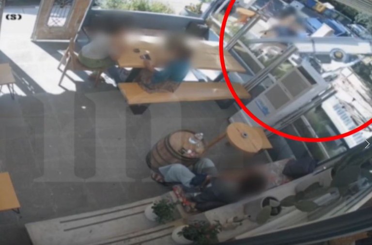 Γλυφάδα: Η στιγμή που ανατρέπεται ο γερανός και πέφτει σε καφετέρια  Βίντεο ντοκουμέντο