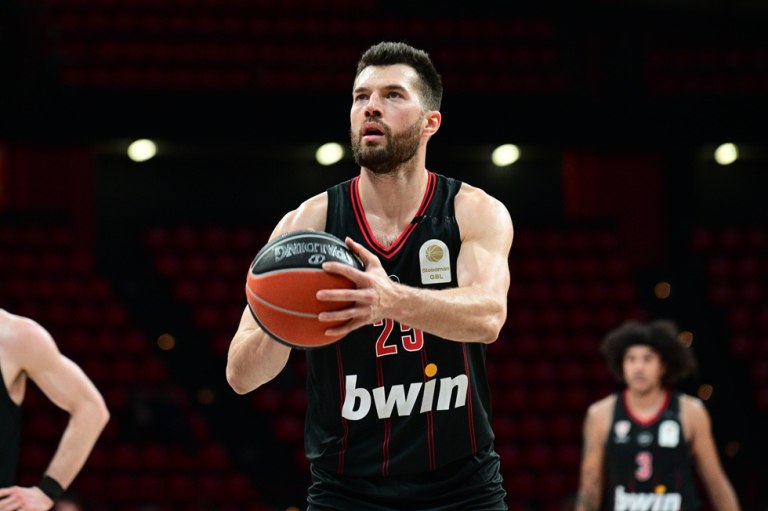 Τα εξαιρετικά νούμερα του Άλεκ Πίτερς  Τι κάνει ο φόργουορντ του Ολυμπιακού στην GBL (vid)