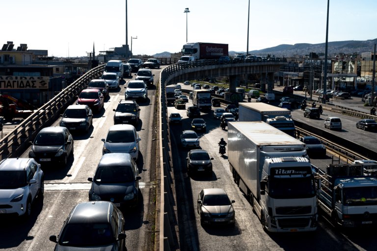 Κίνηση: Καθυστερήσεις σε Κηφισό, Κηφισίας και Αττική Οδό  Πού αλλού υπάρχουν προβλήματα