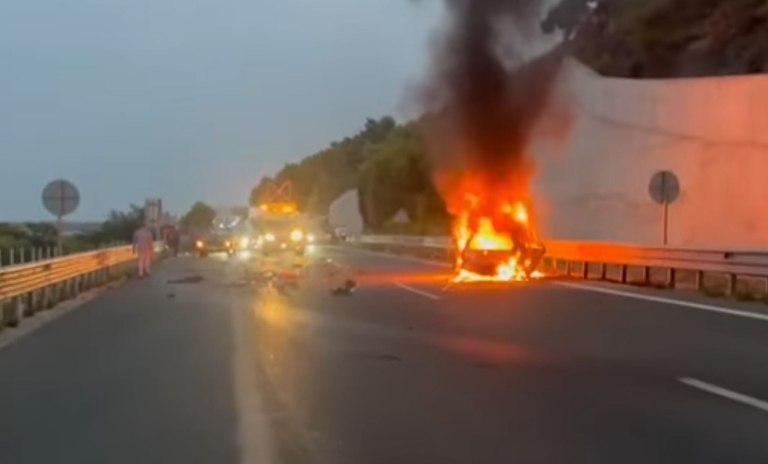Σοκαριστικό τροχαίο στην Ολυμπία Οδό: ΙΧ τυλίχθηκε στις φλόγες μετά από σφοδρή σύγκρουση  Απανθρακώθηκε ο οδηγός