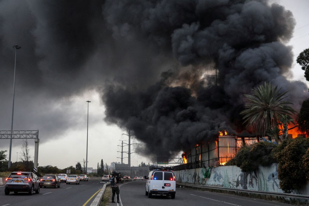 Ηνωμένα Αραβικά Εμιράτα: Πυκνοί καπνοί πάνω από μια πετρελαϊκή εγκατάσταση στη Φουτζάιρα